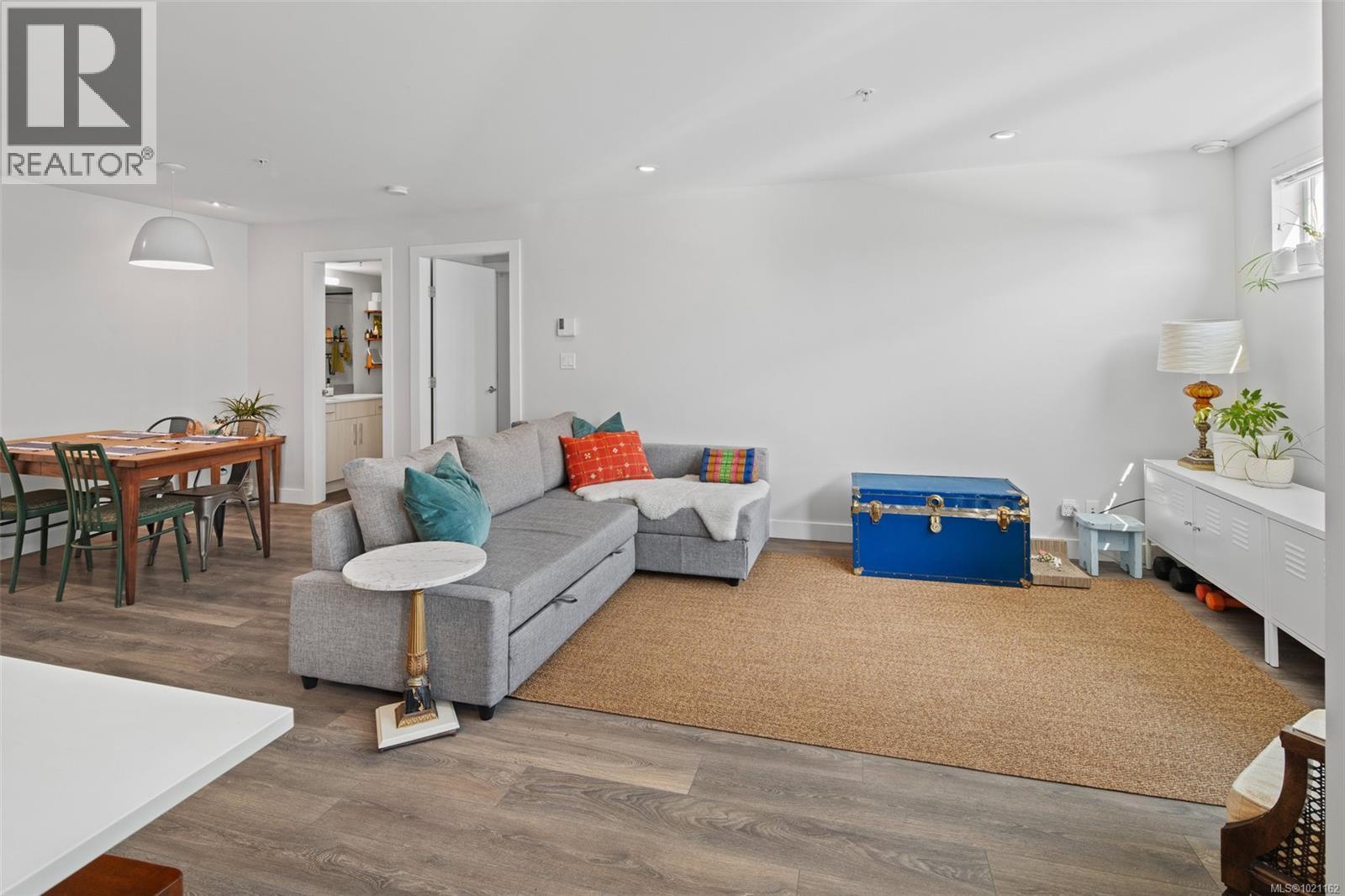 403 826 Esquimalt Rd, Esquimalt