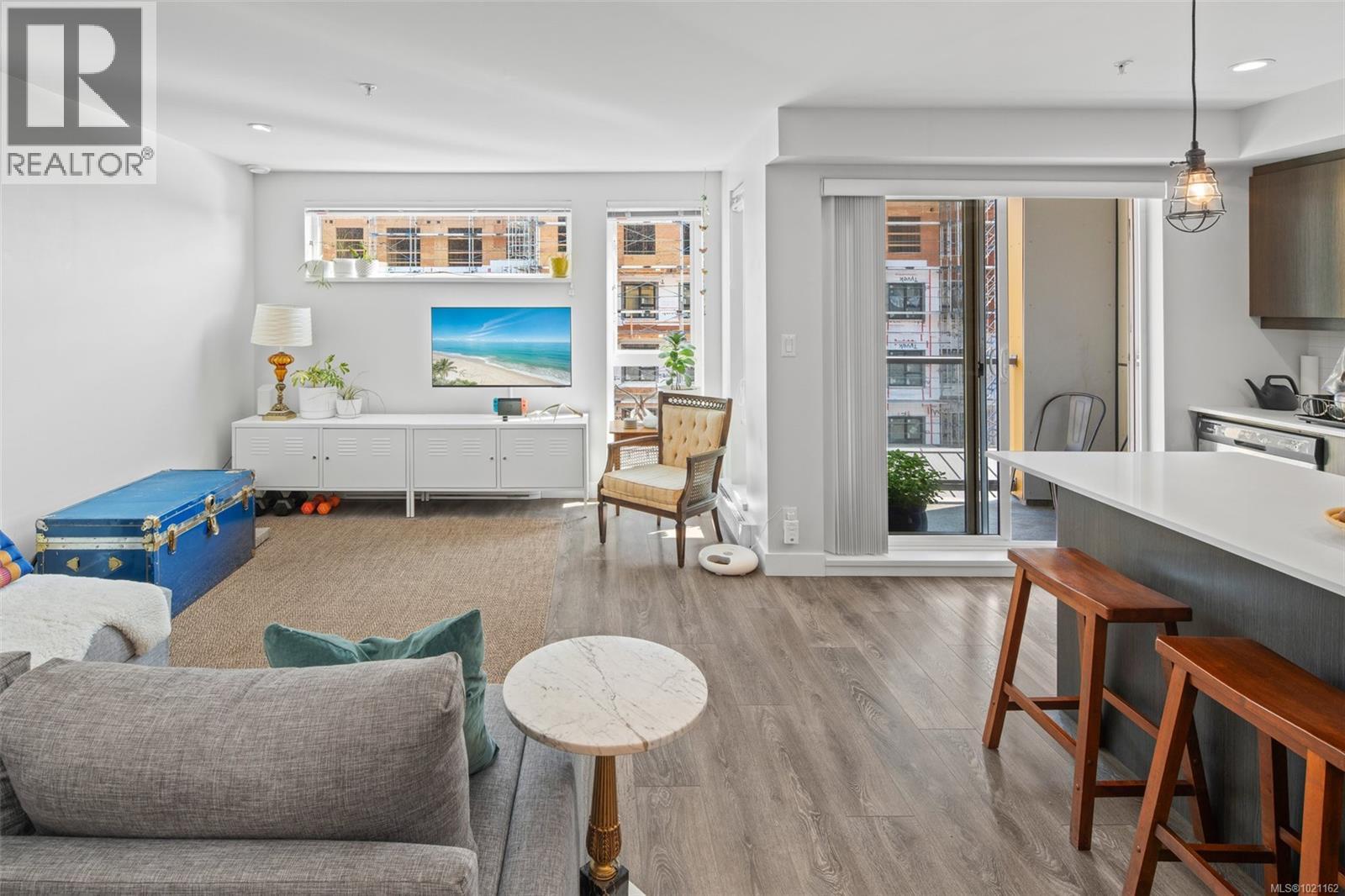 403 826 Esquimalt Rd, Esquimalt