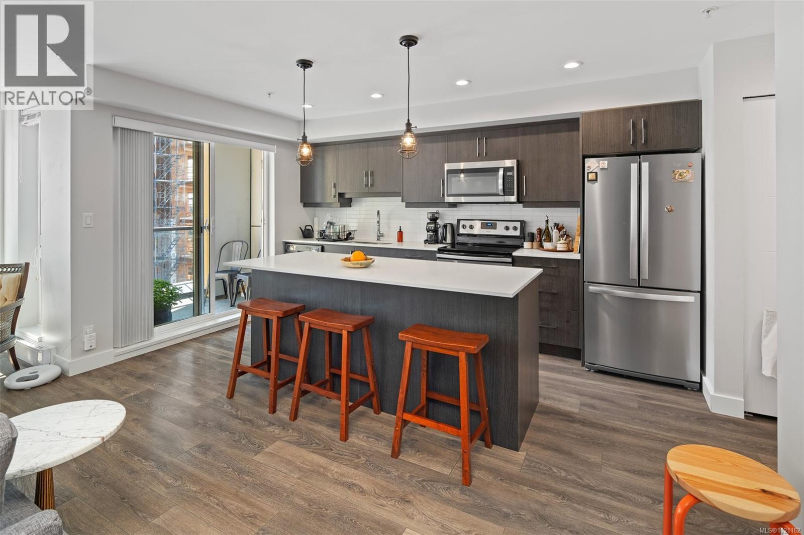 403 826 Esquimalt Rd, Esquimalt