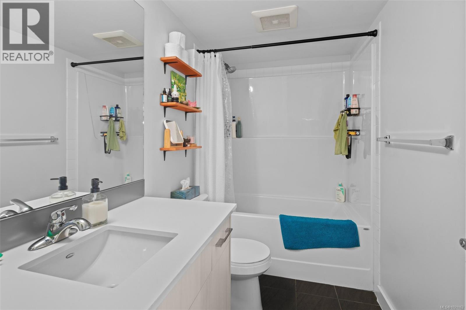 403 826 Esquimalt Rd, Esquimalt