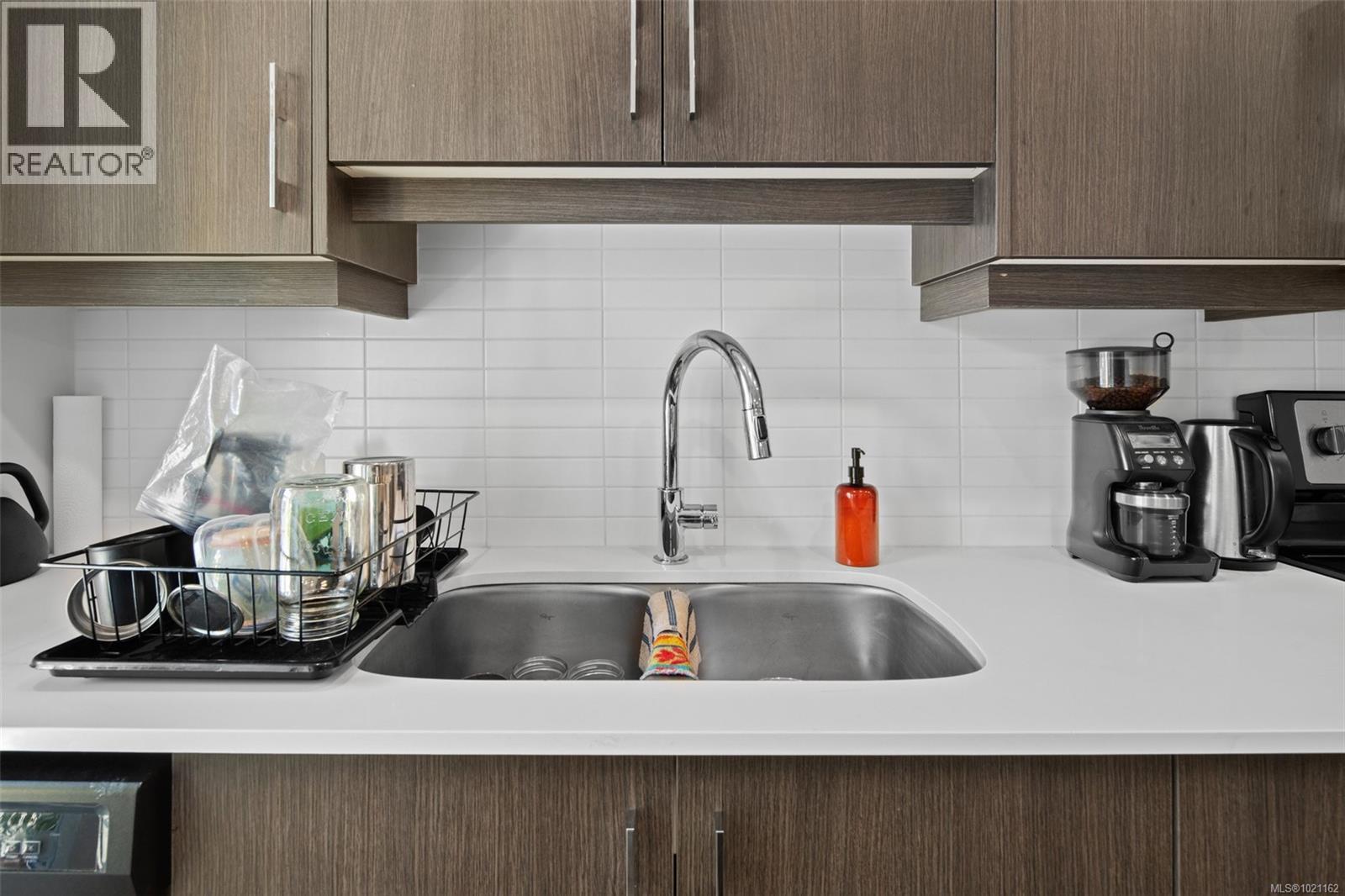 403 826 Esquimalt Rd, Esquimalt