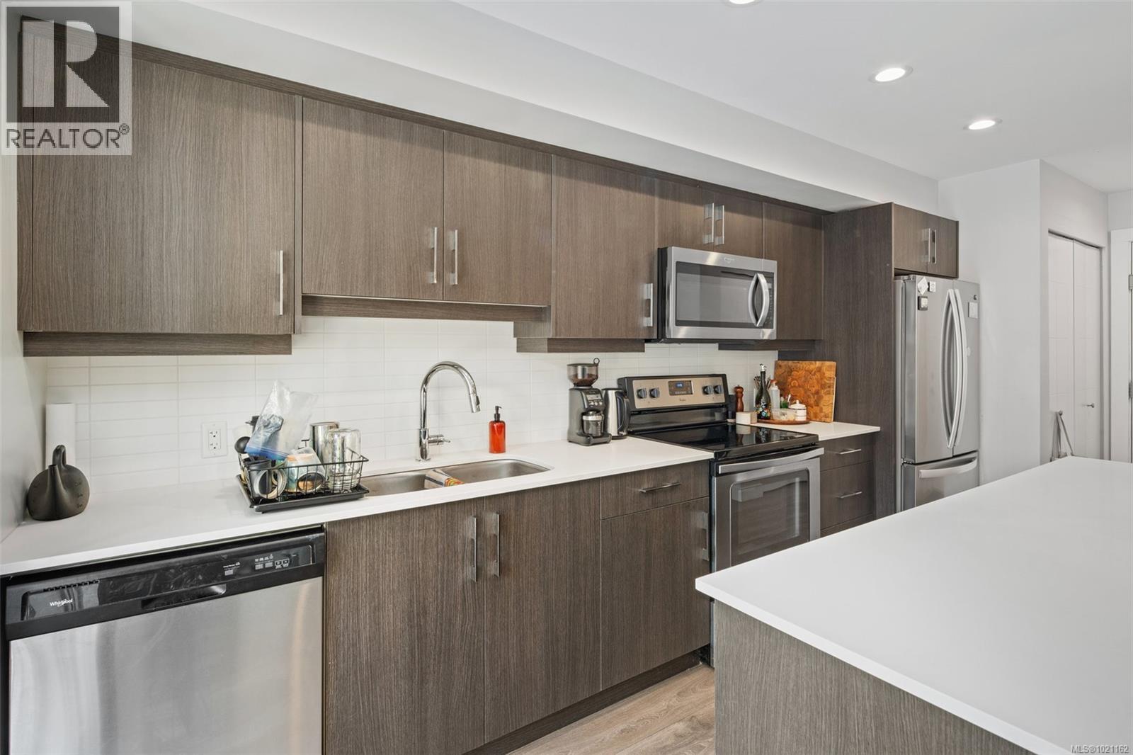 403 826 Esquimalt Rd, Esquimalt