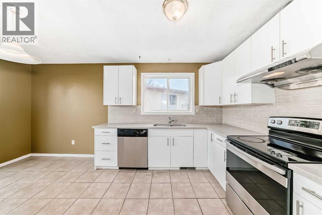 Single Family House Bi-level for Sale in  Dovertree Place SE Dover Calgary 