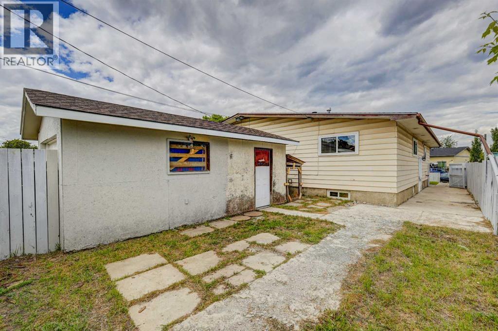 Single Family House Bi-level for Sale in  Dovertree Place SE Dover Calgary 