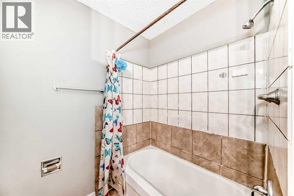 Single Family House Bi-level for Sale in  Dovertree Place SE Dover Calgary 