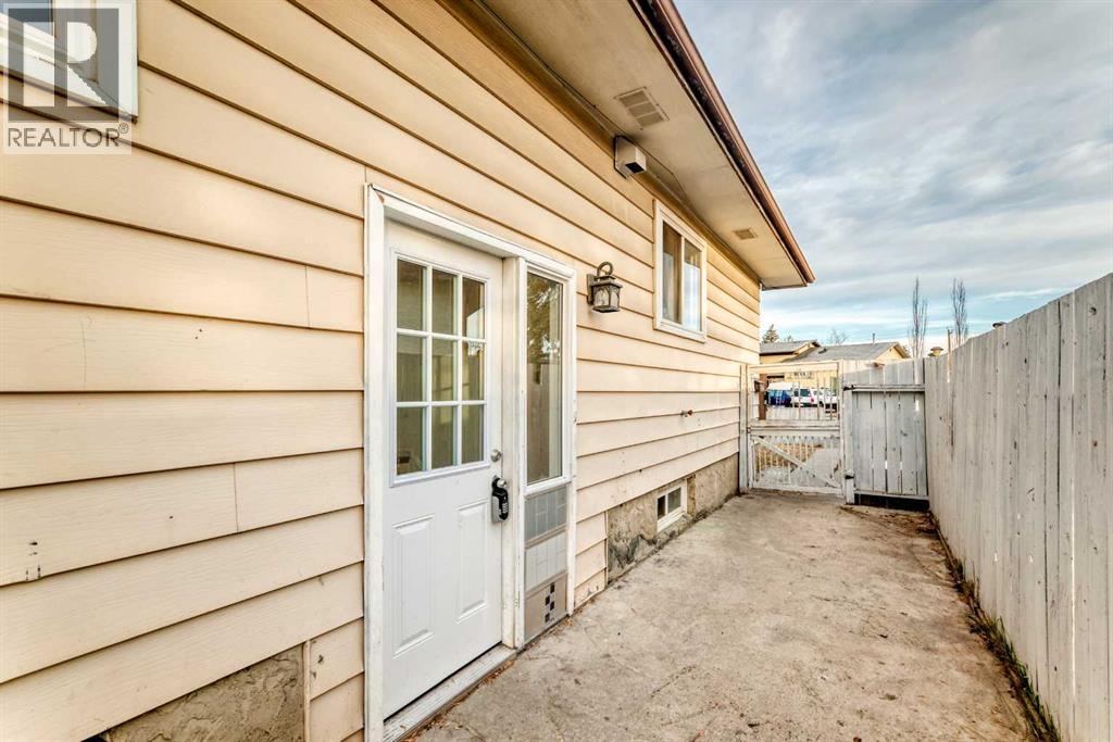 Single Family House Bi-level for Sale in  Dovertree Place SE Dover Calgary 