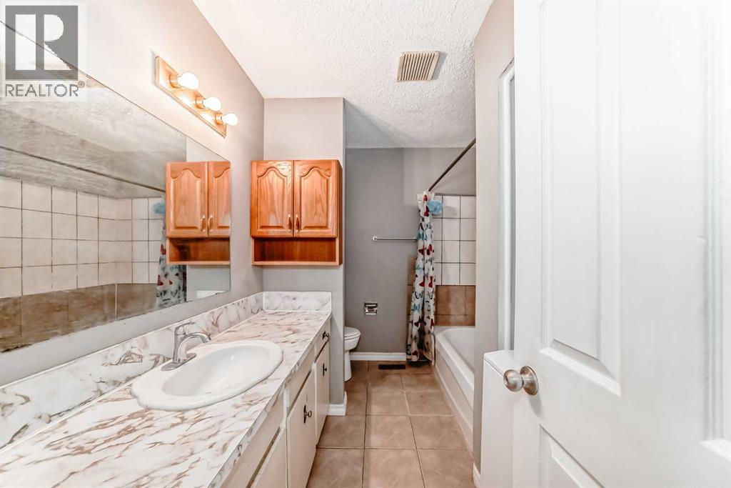 Single Family House Bi-level for Sale in  Dovertree Place SE Dover Calgary 