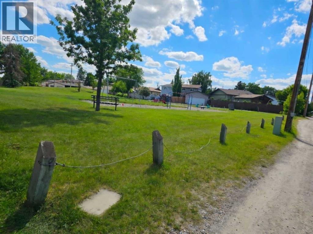 Single Family House Bi-level for Sale in  Dovertree Place SE Dover Calgary 