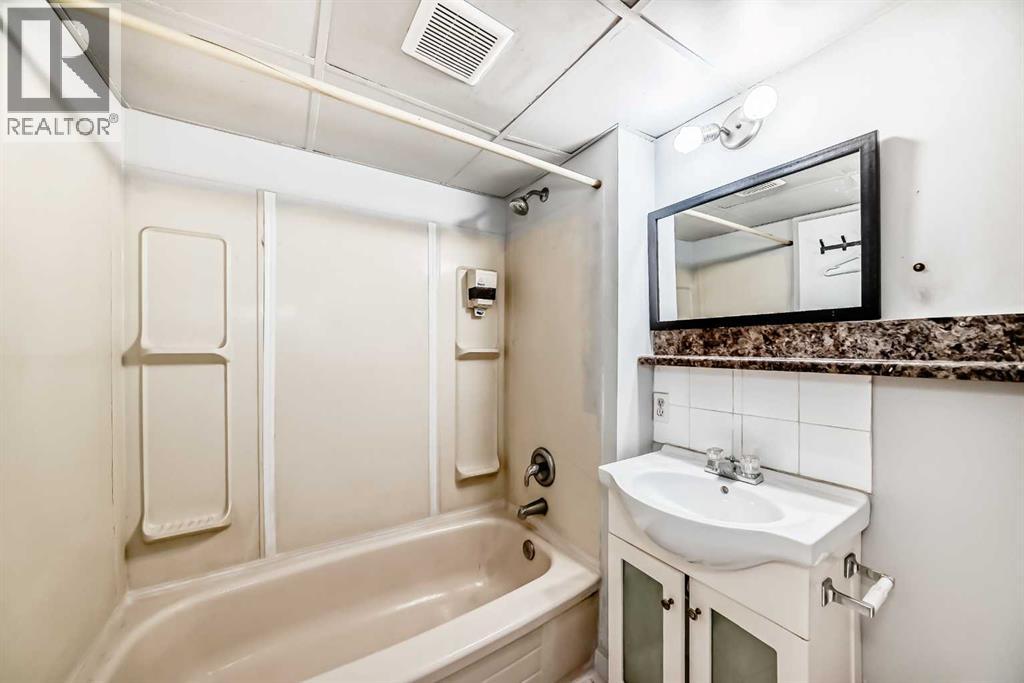 Single Family House Bi-level for Sale in  Dovertree Place SE Dover Calgary 