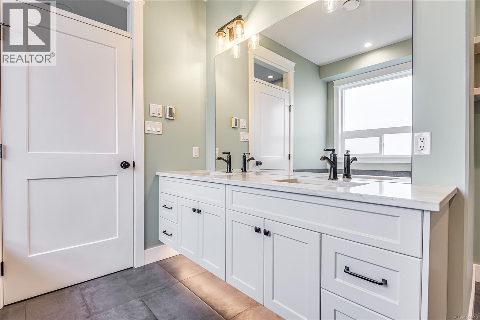 742 Salmonberry St, Campbell River