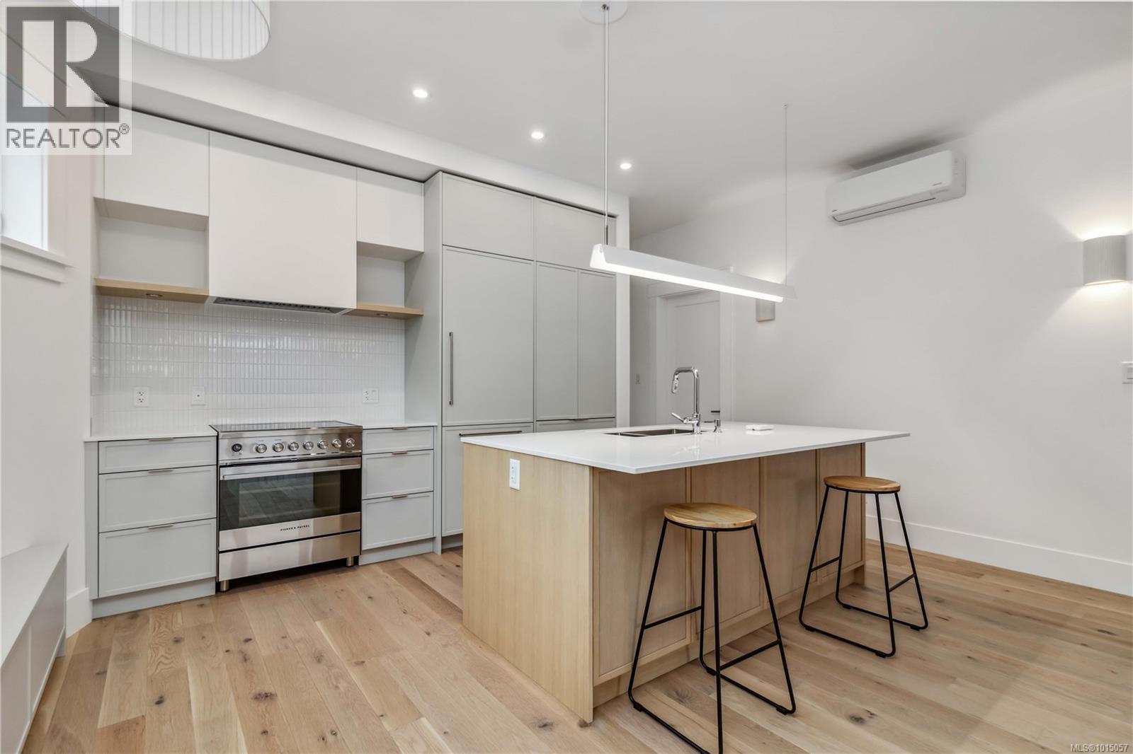 3 1915 Fernwood Road, Victoria