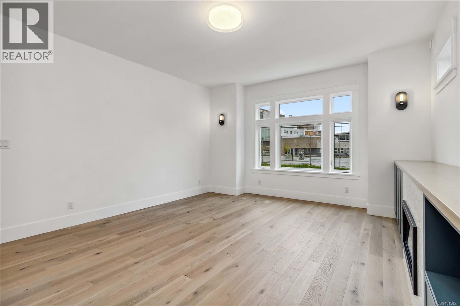 3 1915 Fernwood Road, Victoria