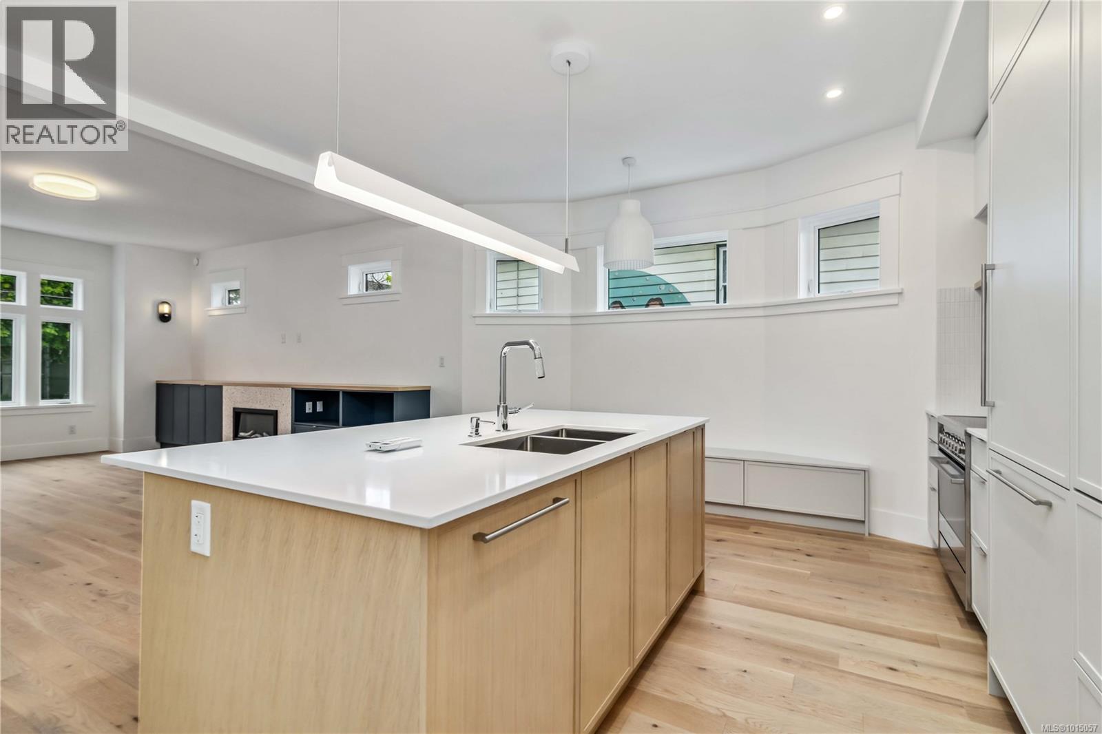 3 1915 Fernwood Road, Victoria