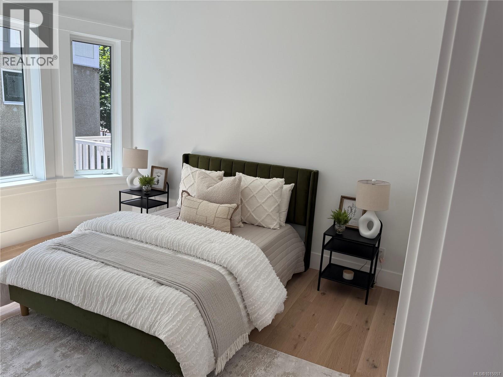 3 1915 Fernwood Road, Victoria