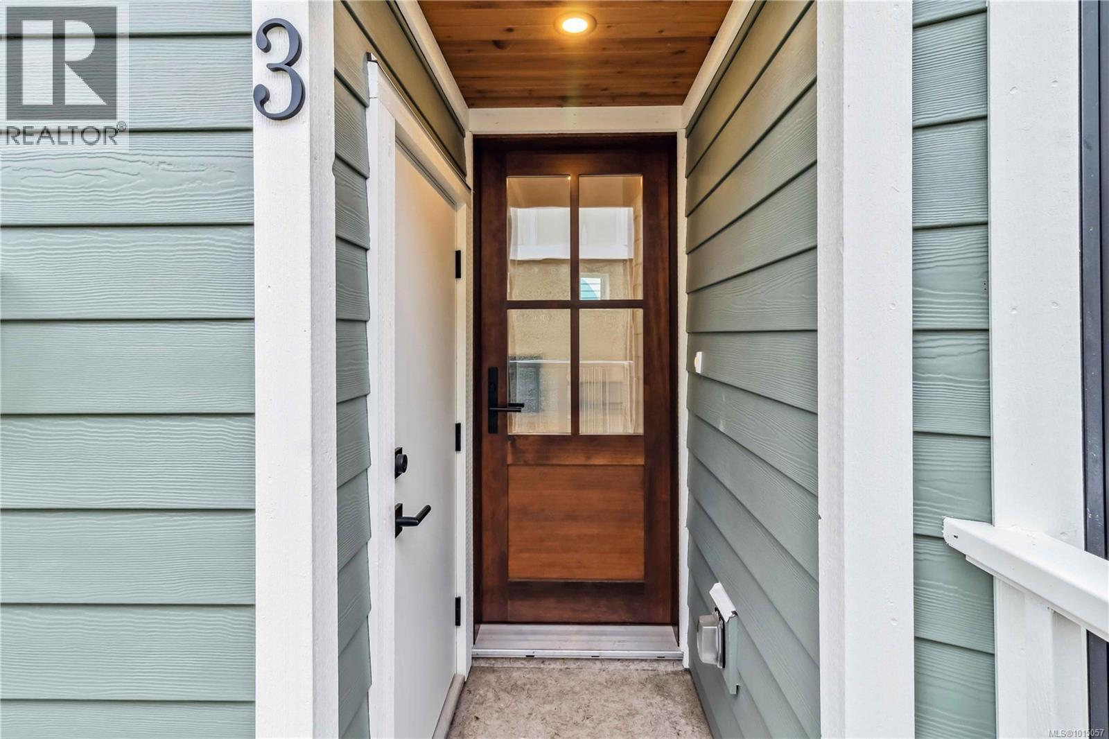 3 1915 Fernwood Road, Victoria