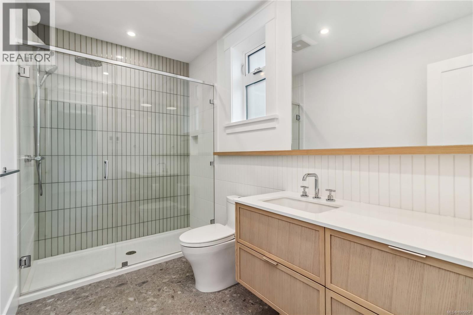 3 1915 Fernwood Road, Victoria