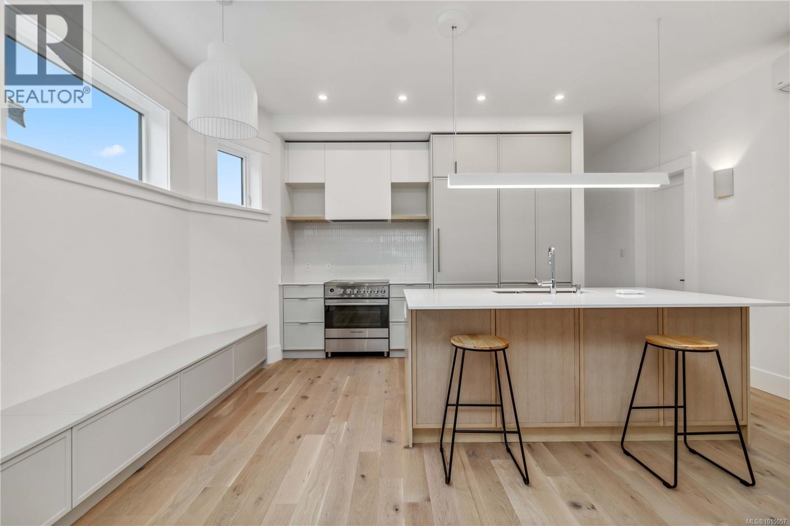 3 1915 Fernwood Road, Victoria