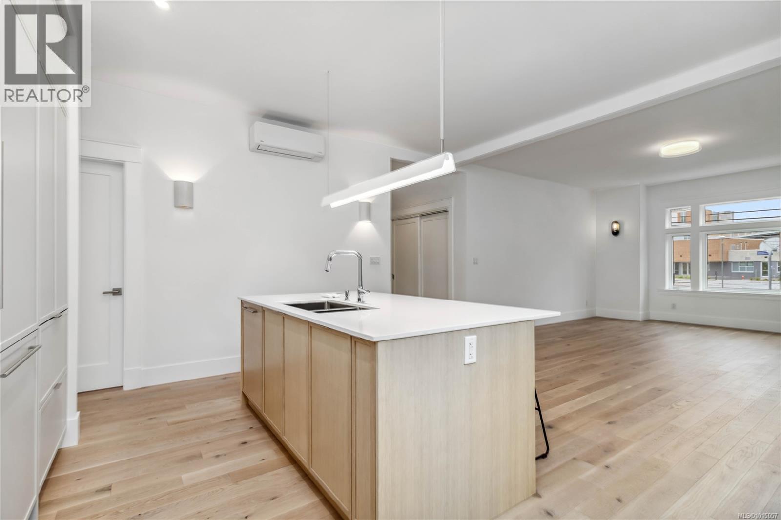 3 1915 Fernwood Road, Victoria