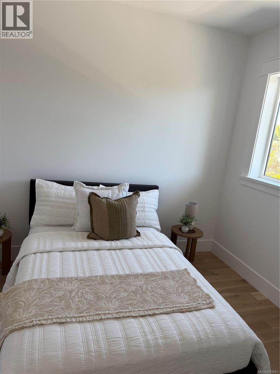 3 1915 Fernwood Road, Victoria