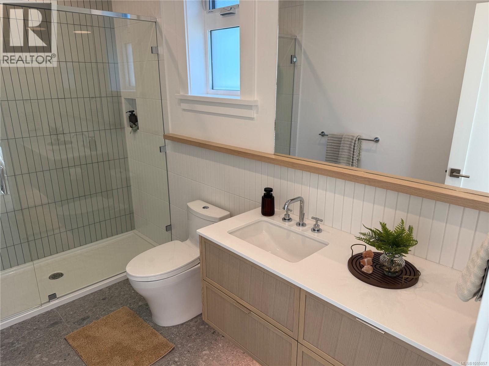 3 1915 Fernwood Road, Victoria