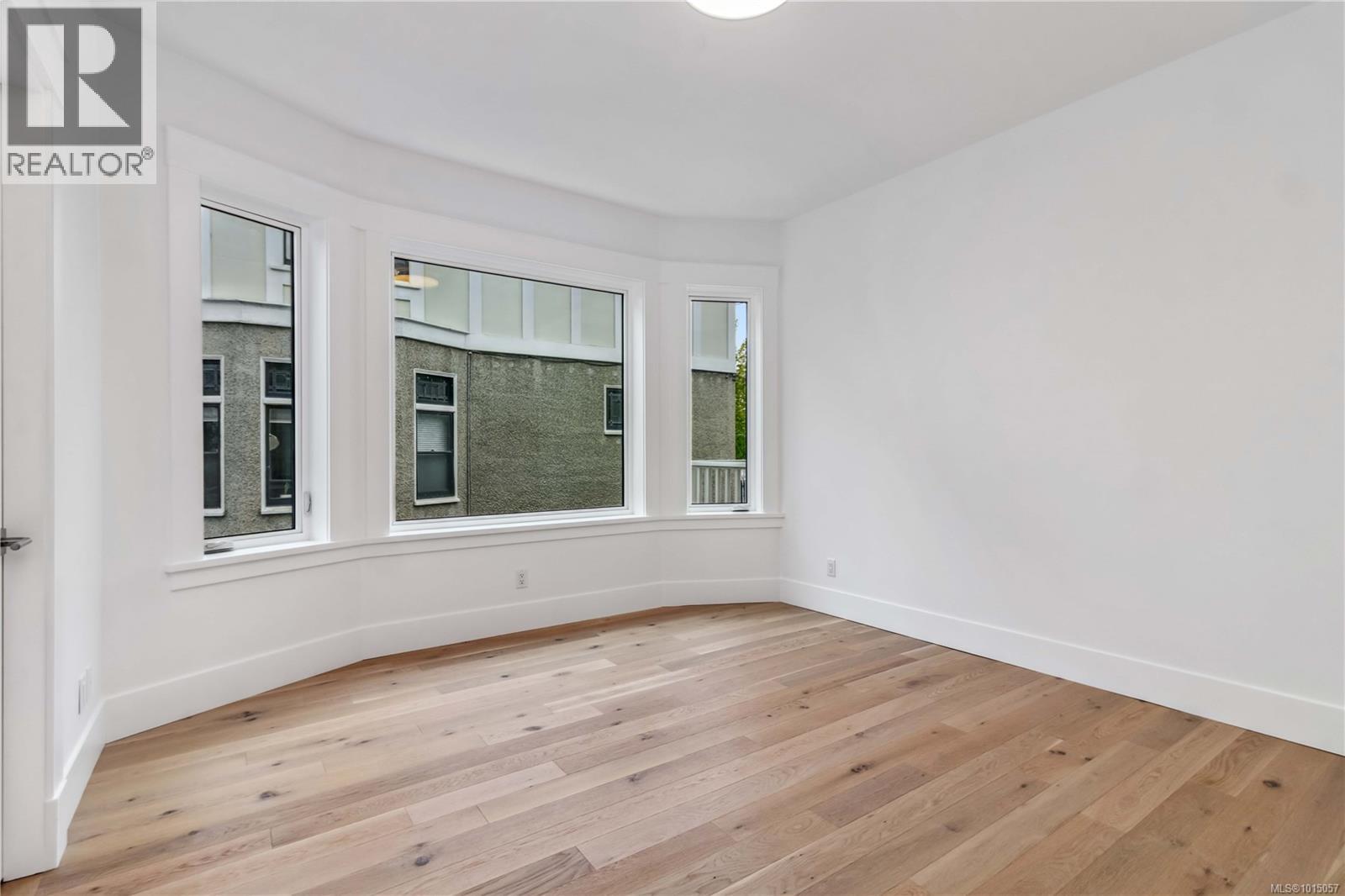 3 1915 Fernwood Road, Victoria