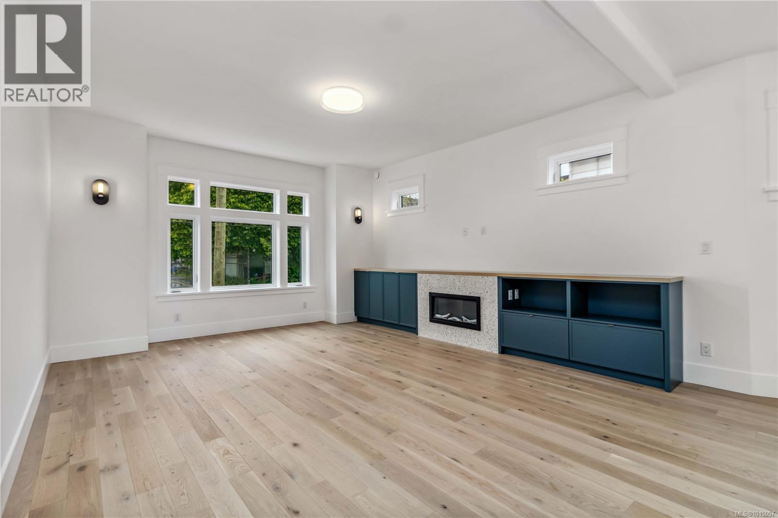 3 1915 Fernwood Road, Victoria