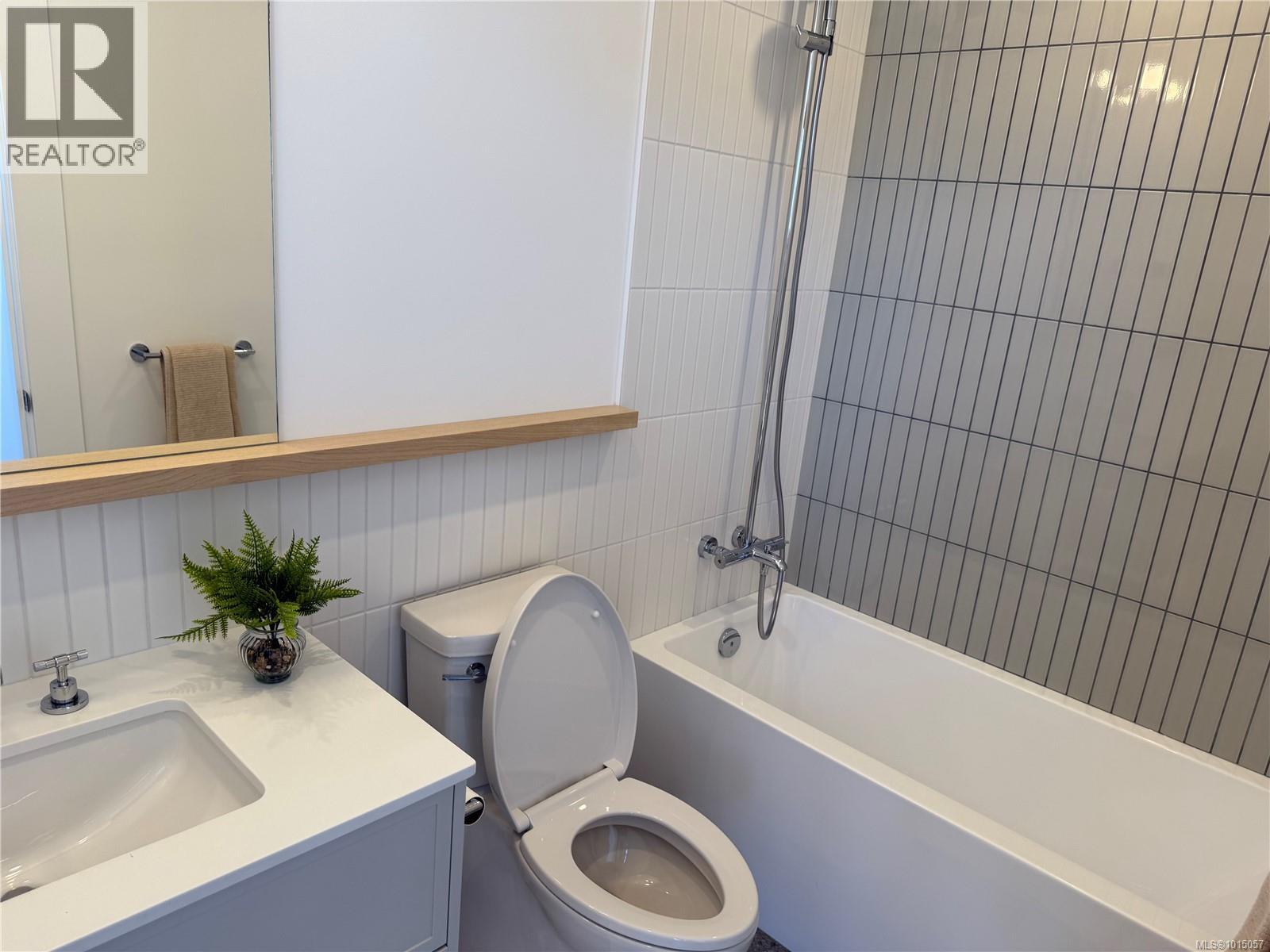 3 1915 Fernwood Road, Victoria