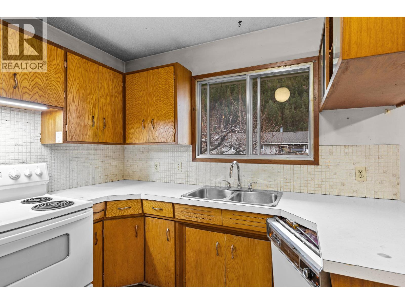  1451 Ross Road, West Kelowna