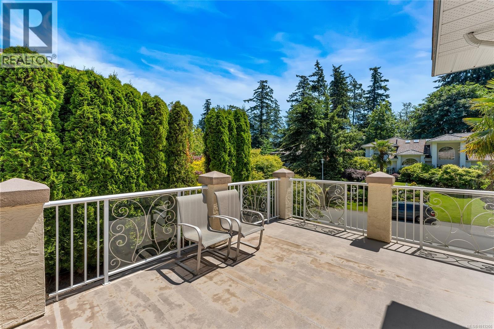  948 Boulderwood Rise, Saanich