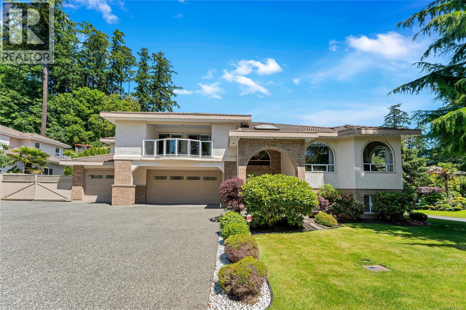  948 Boulderwood Rise, Saanich