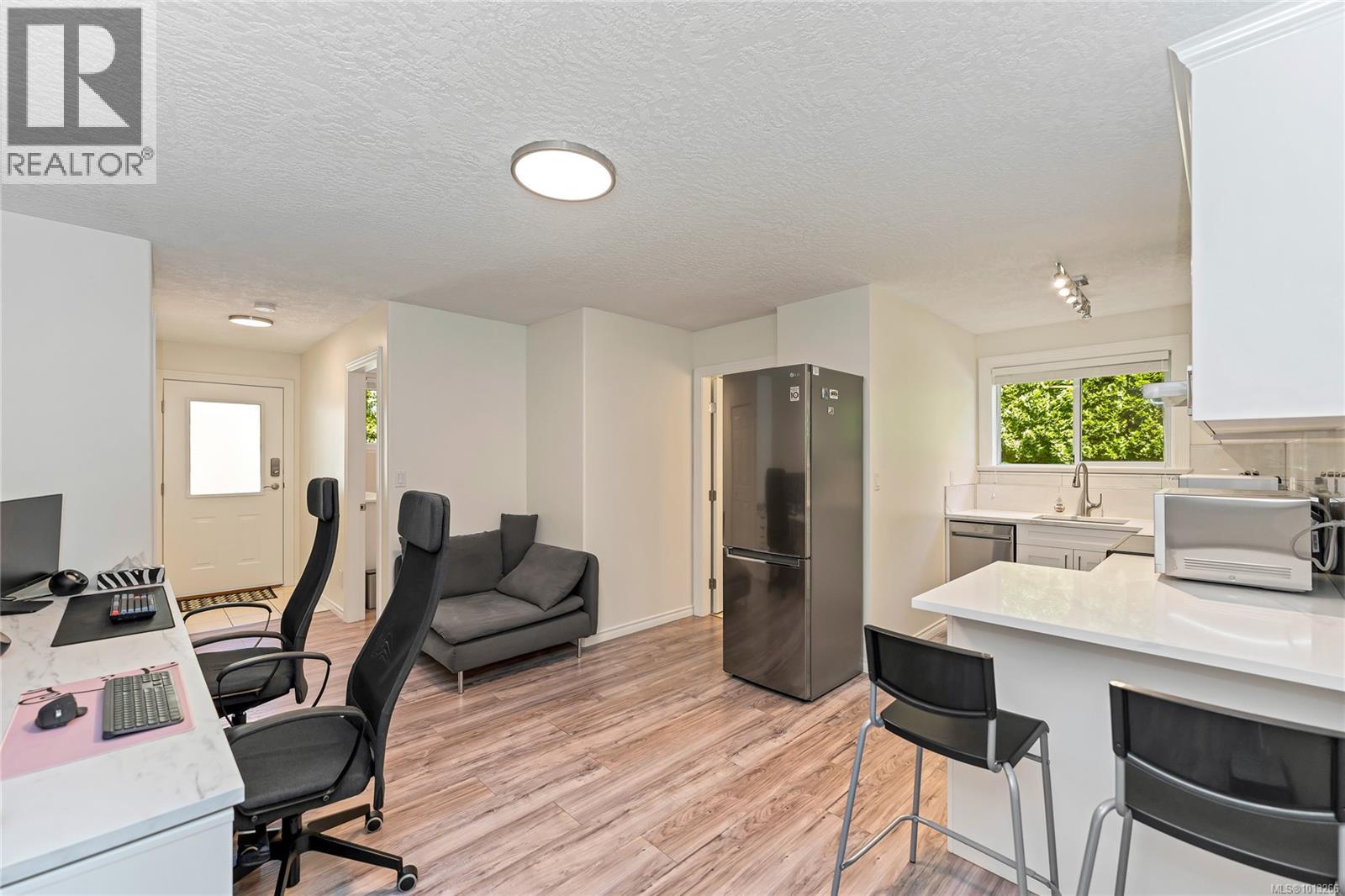  948 Boulderwood Rise, Saanich