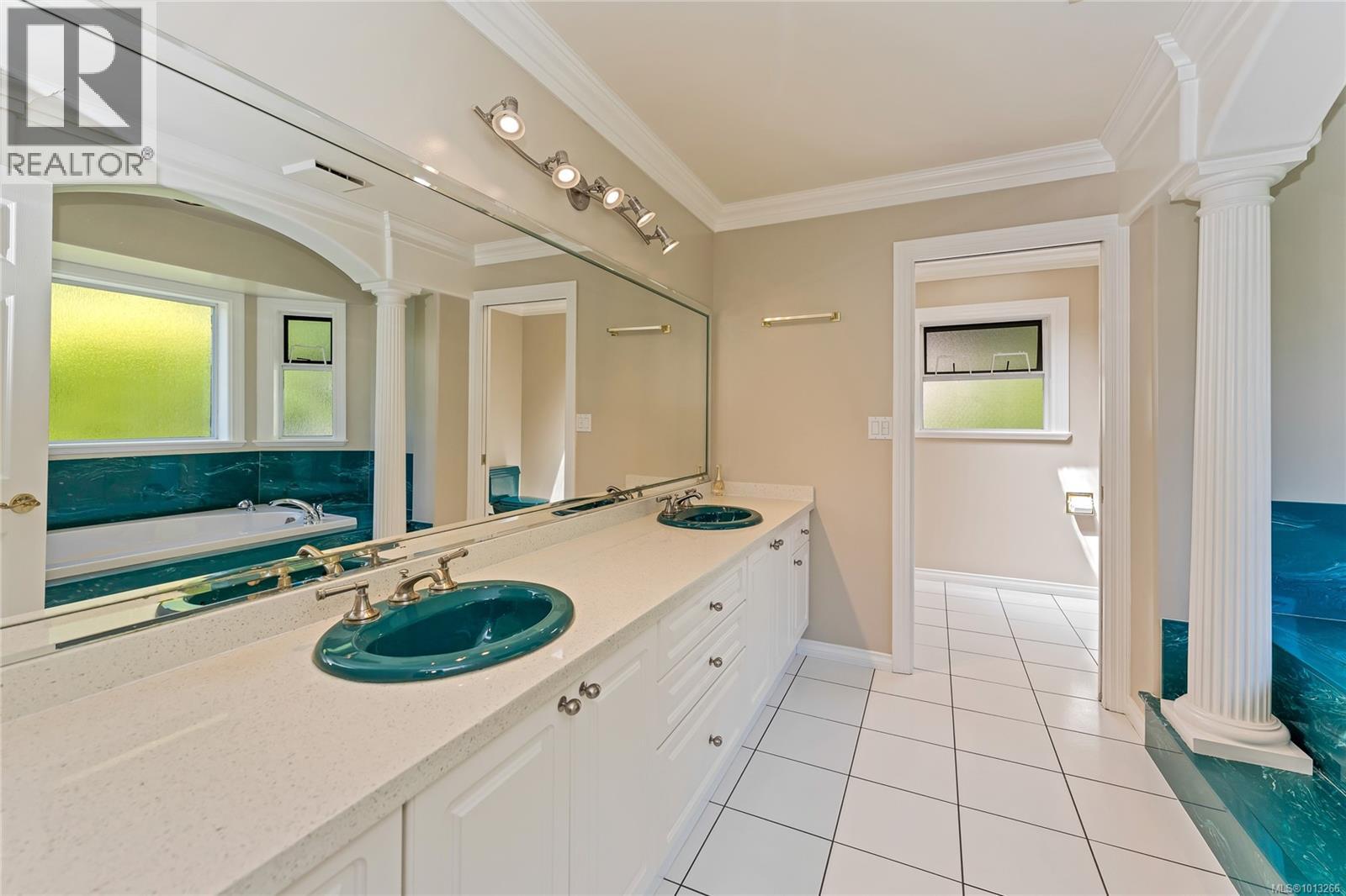  948 Boulderwood Rise, Saanich