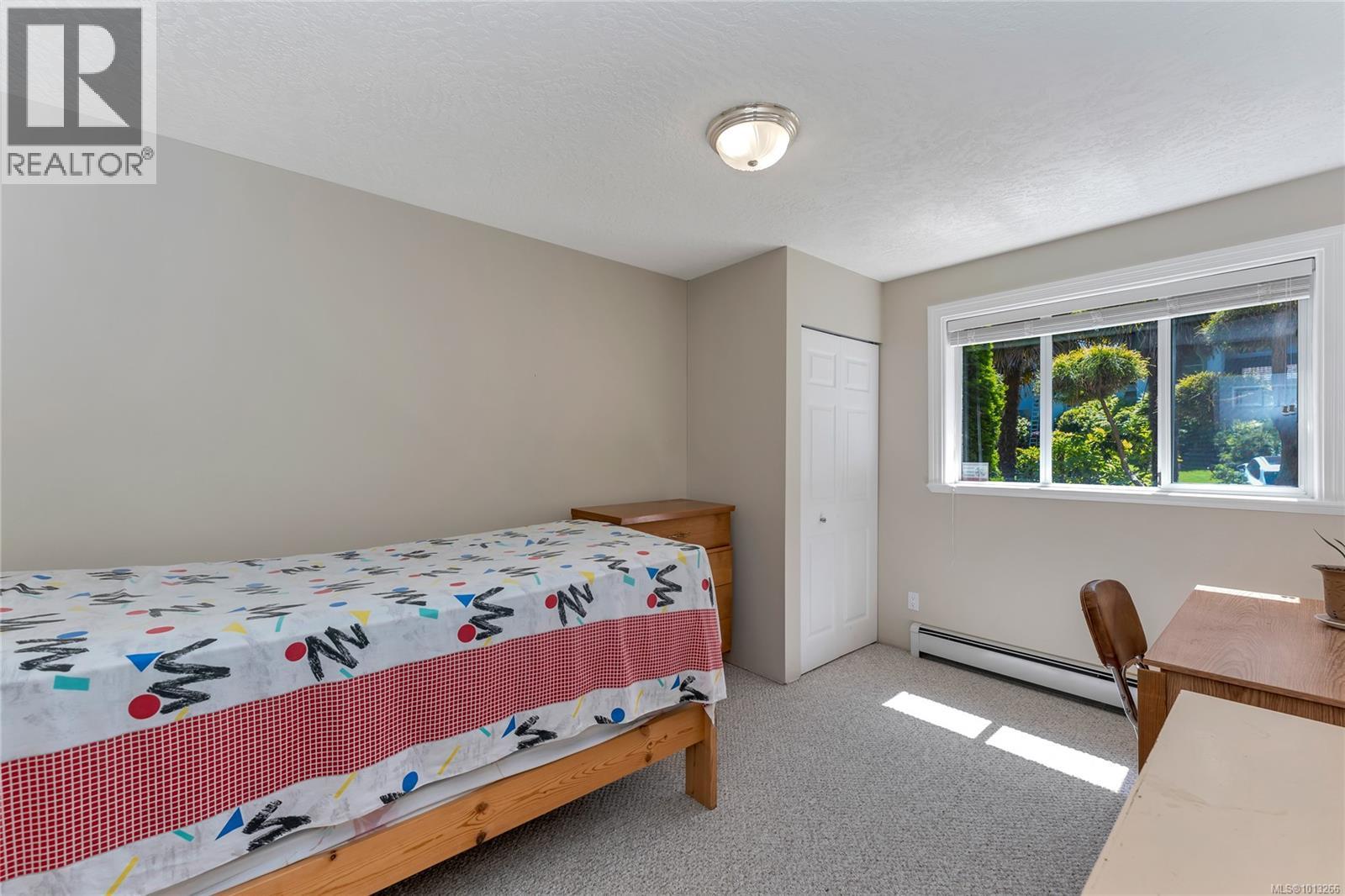 948 Boulderwood Rise, Saanich