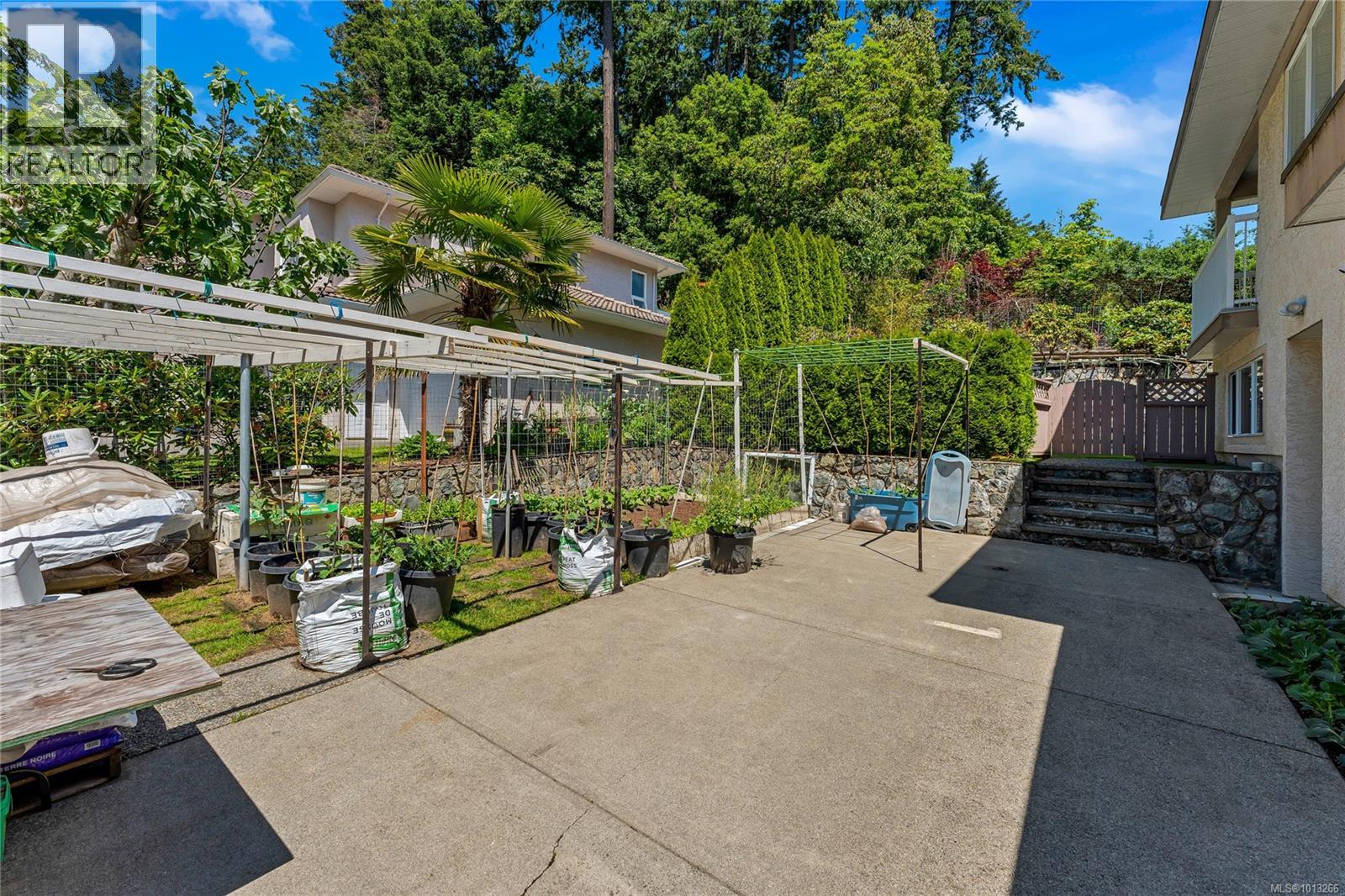  948 Boulderwood Rise, Saanich