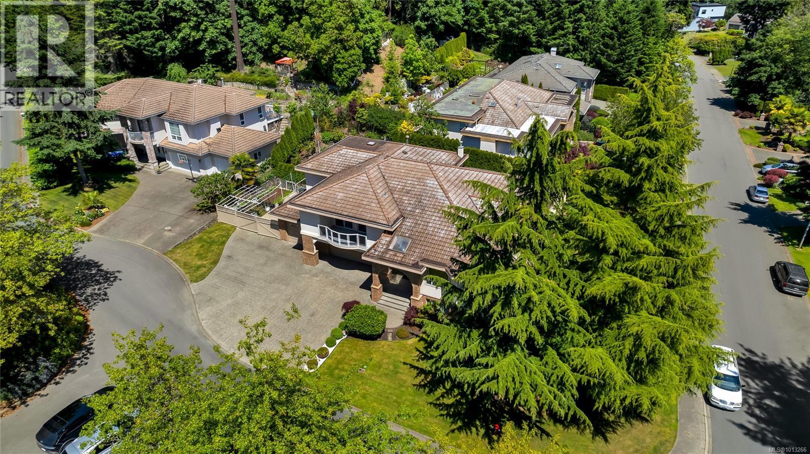  948 Boulderwood Rise, Saanich