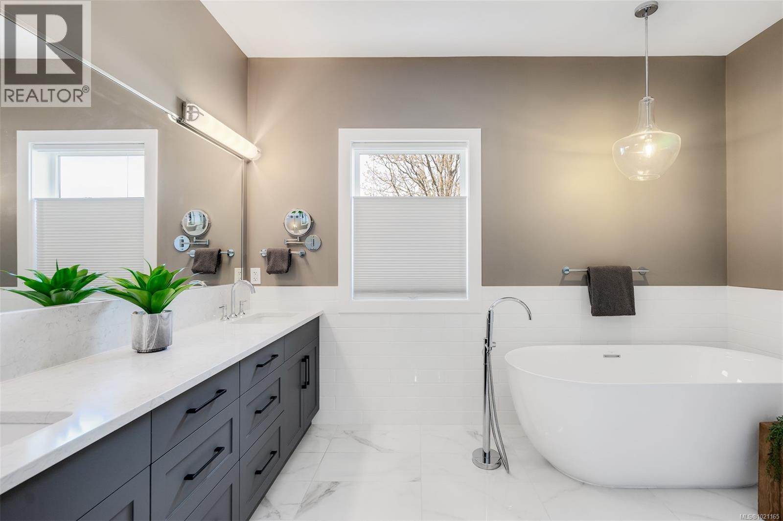 9350 East Saanich Rd, North Saanich