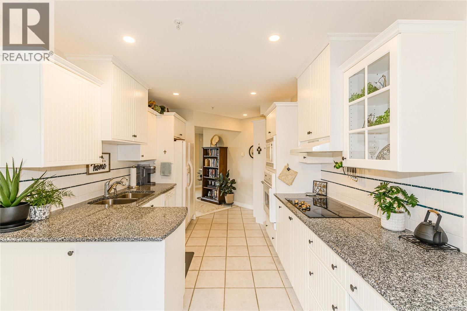 201 940 Boulderwood Rise, Saanich