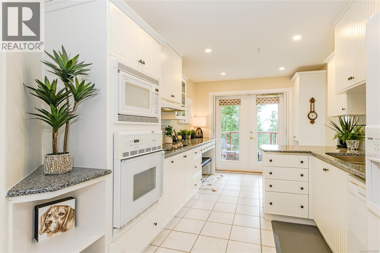 201 940 Boulderwood Rise, Saanich
