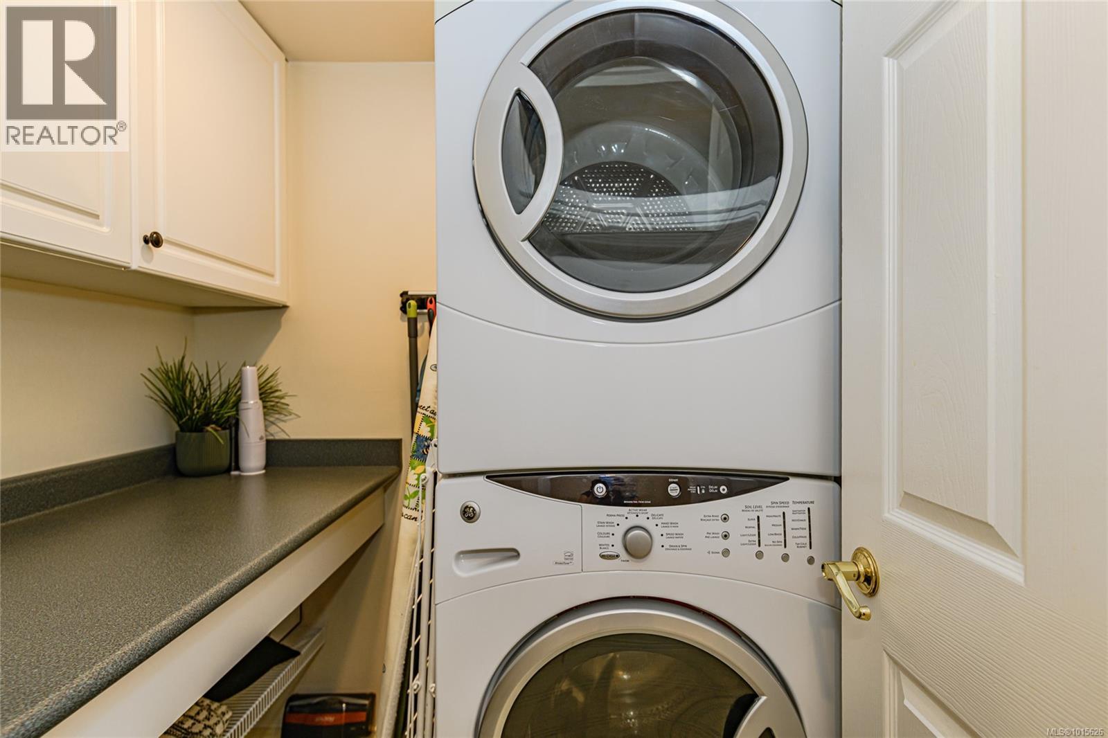 201 940 Boulderwood Rise, Saanich