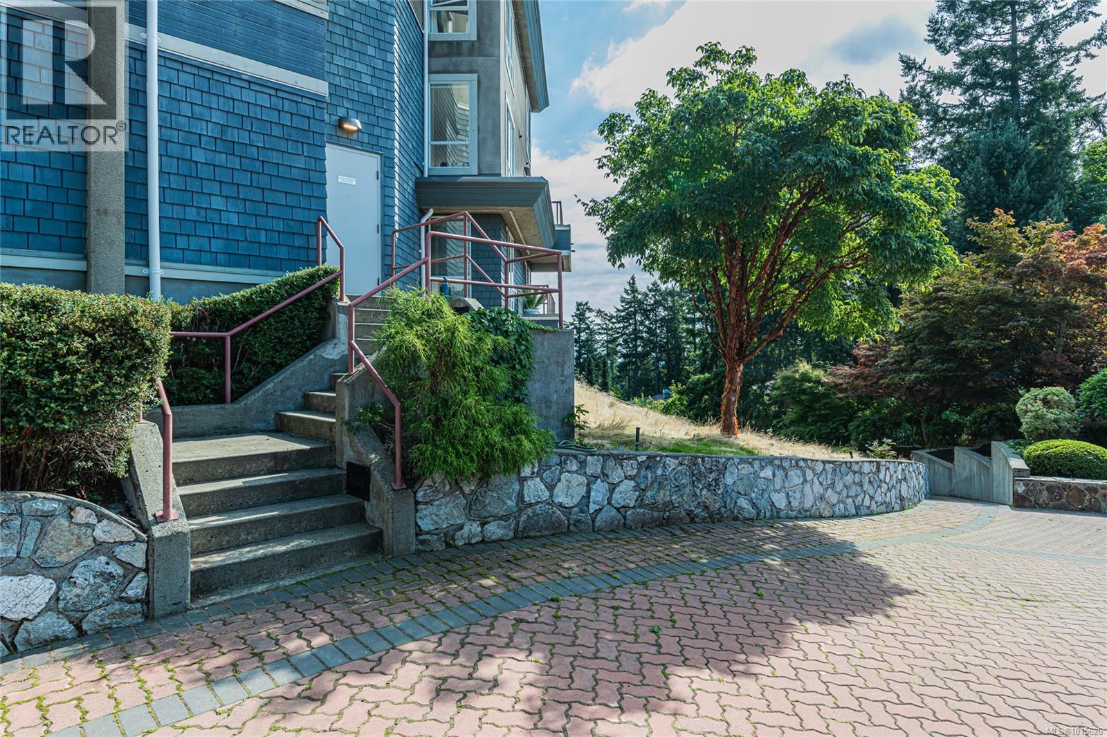 201 940 Boulderwood Rise, Saanich