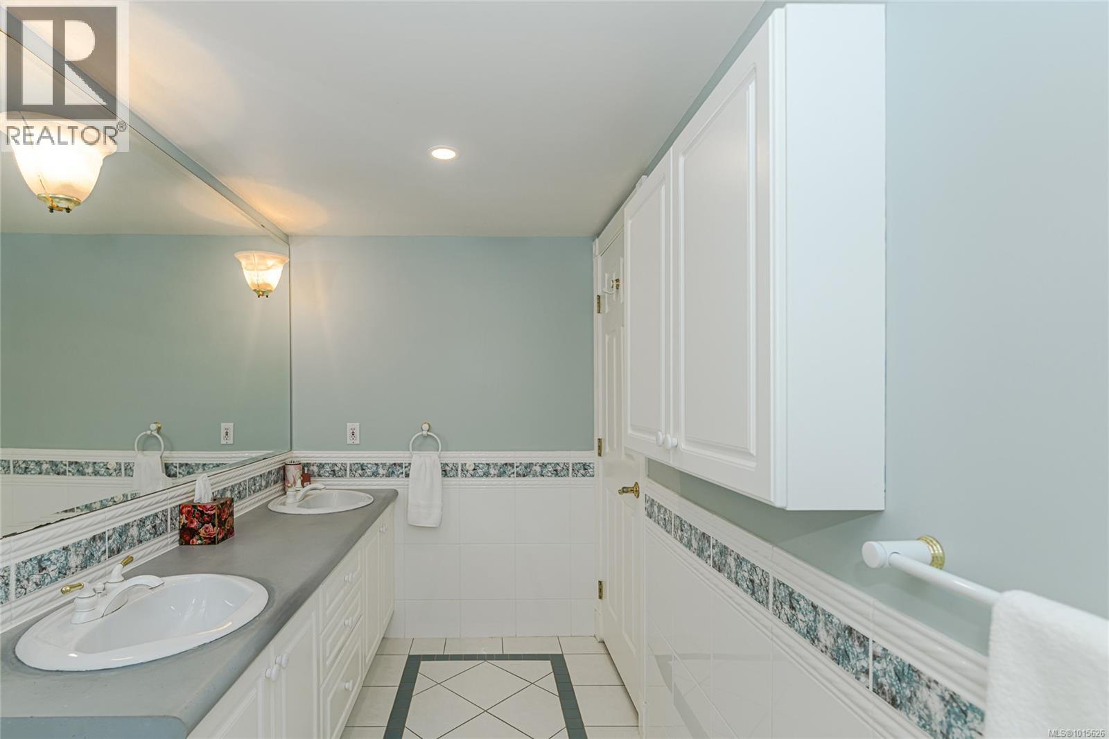 201 940 Boulderwood Rise, Saanich