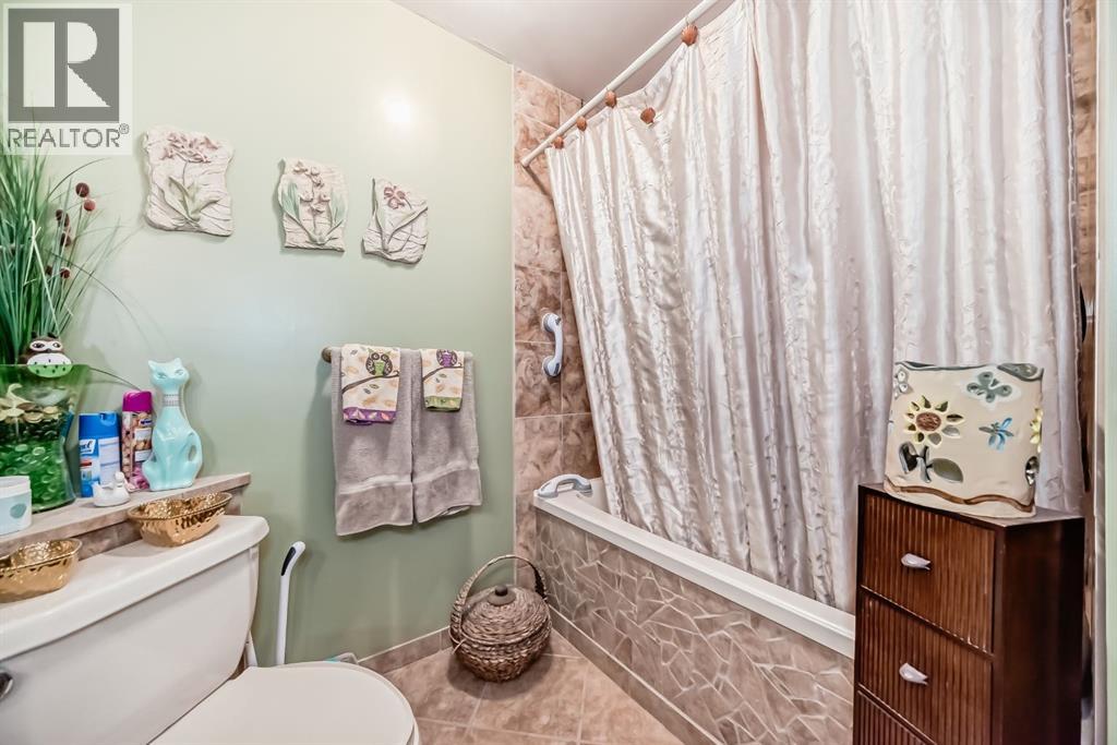 Single Family House Bi-level for Sale in  Templeview Way NE Temple Calgary 