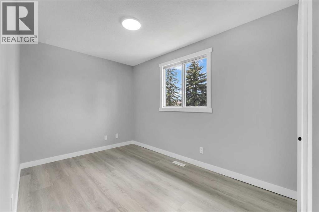 Single Family House Bi-level for Sale in  Rundlecairn Way NE Rundle Calgary 