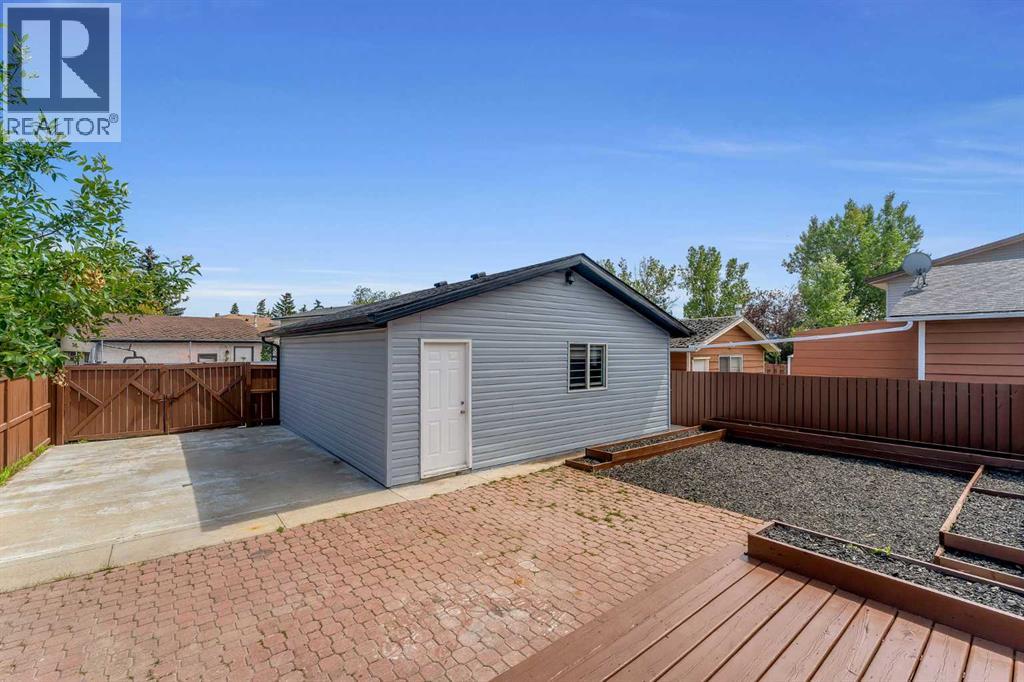 Single Family House Bi-level for Sale in  Rundlecairn Way NE Rundle Calgary 