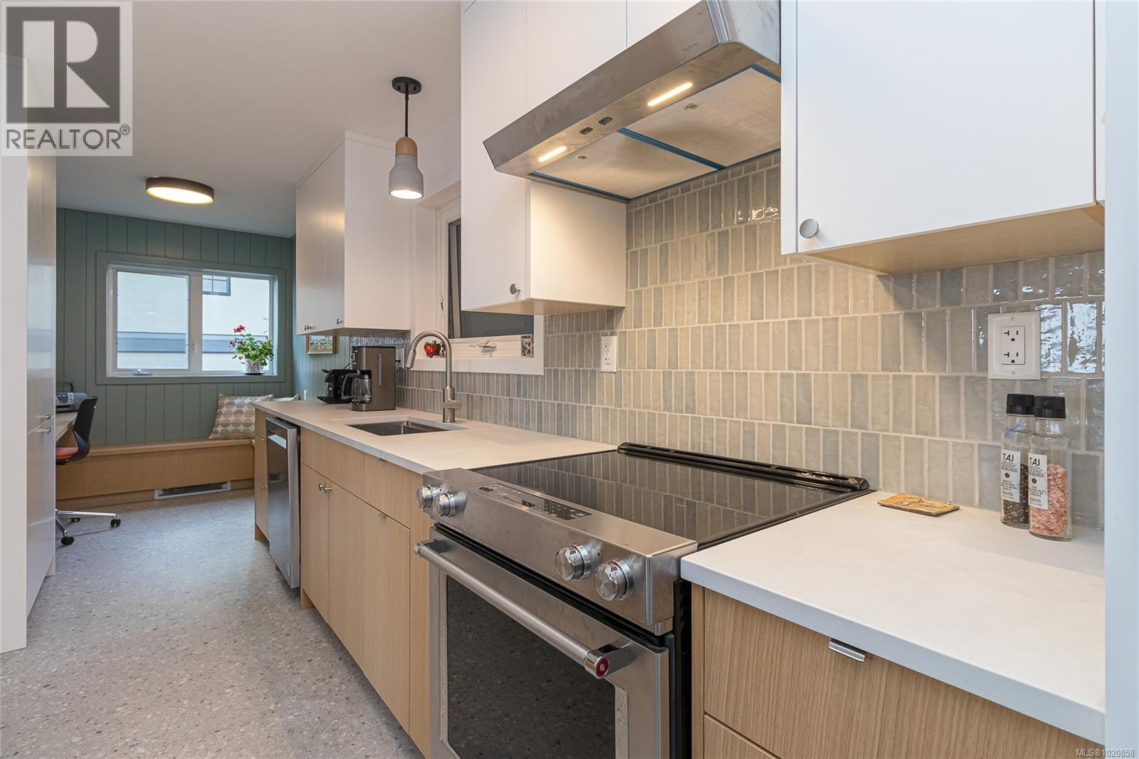 101 1540 Dallas Road, Victoria