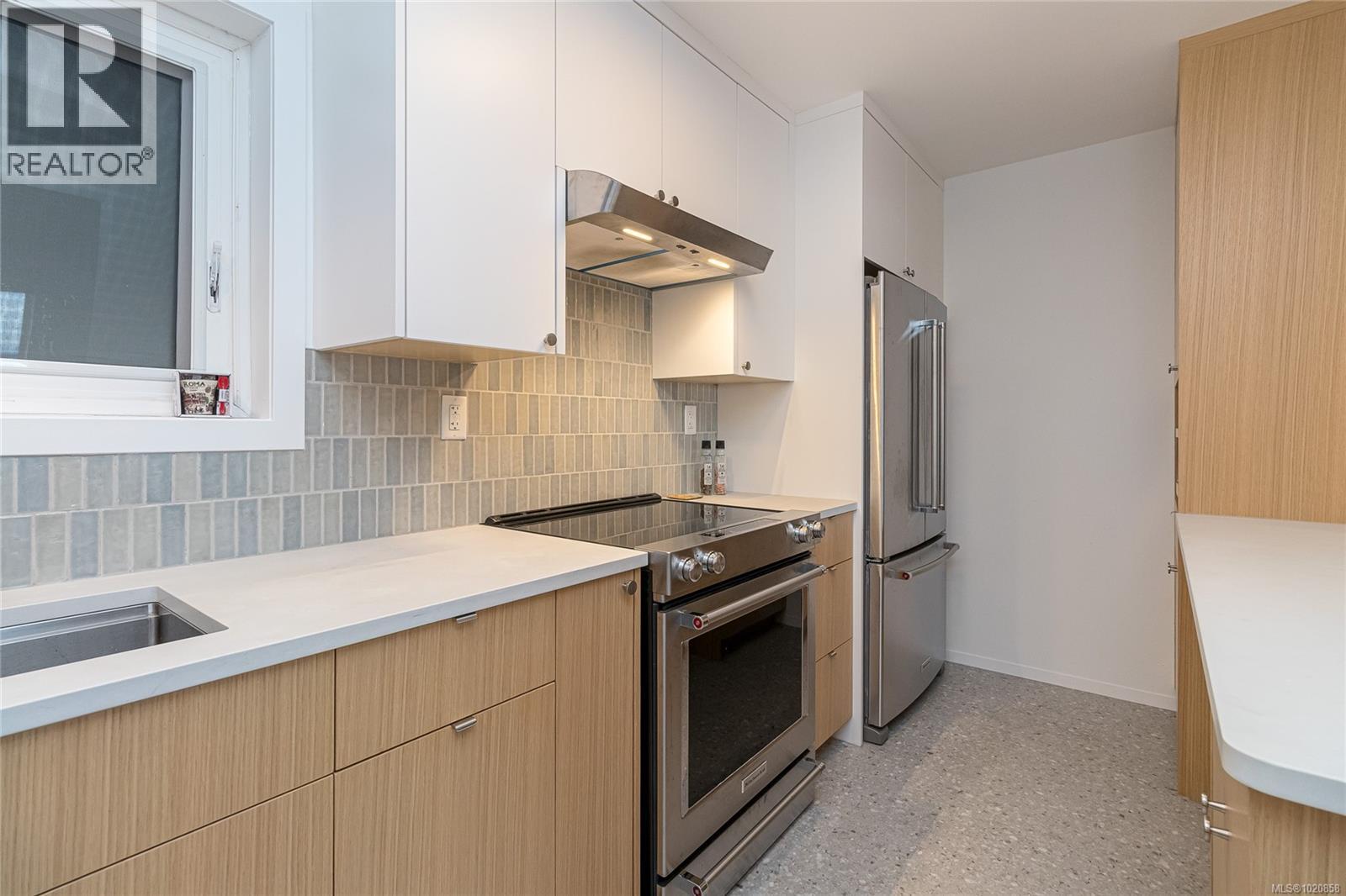 101 1540 Dallas Road, Victoria