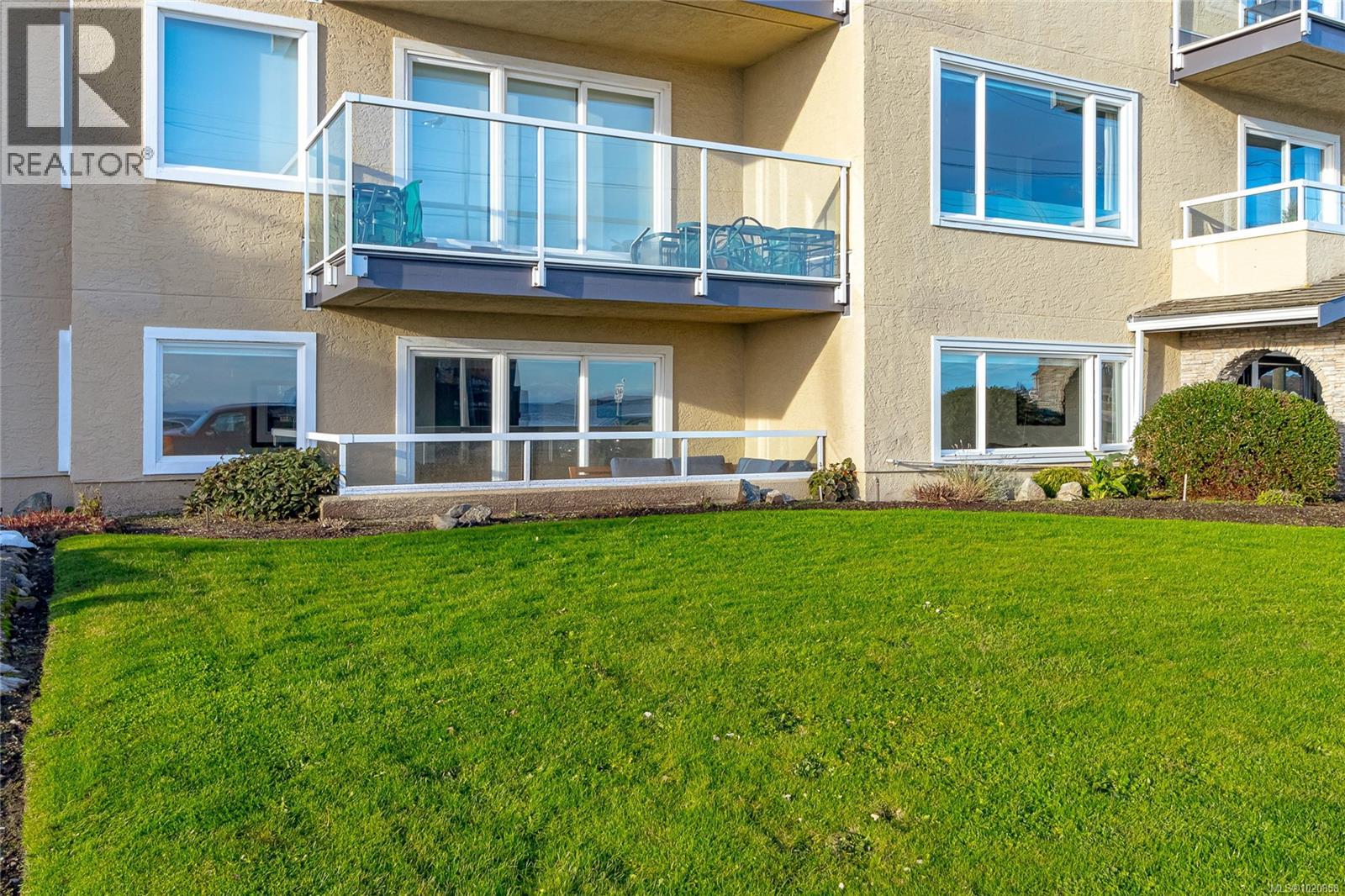 101 1540 Dallas Road, Victoria