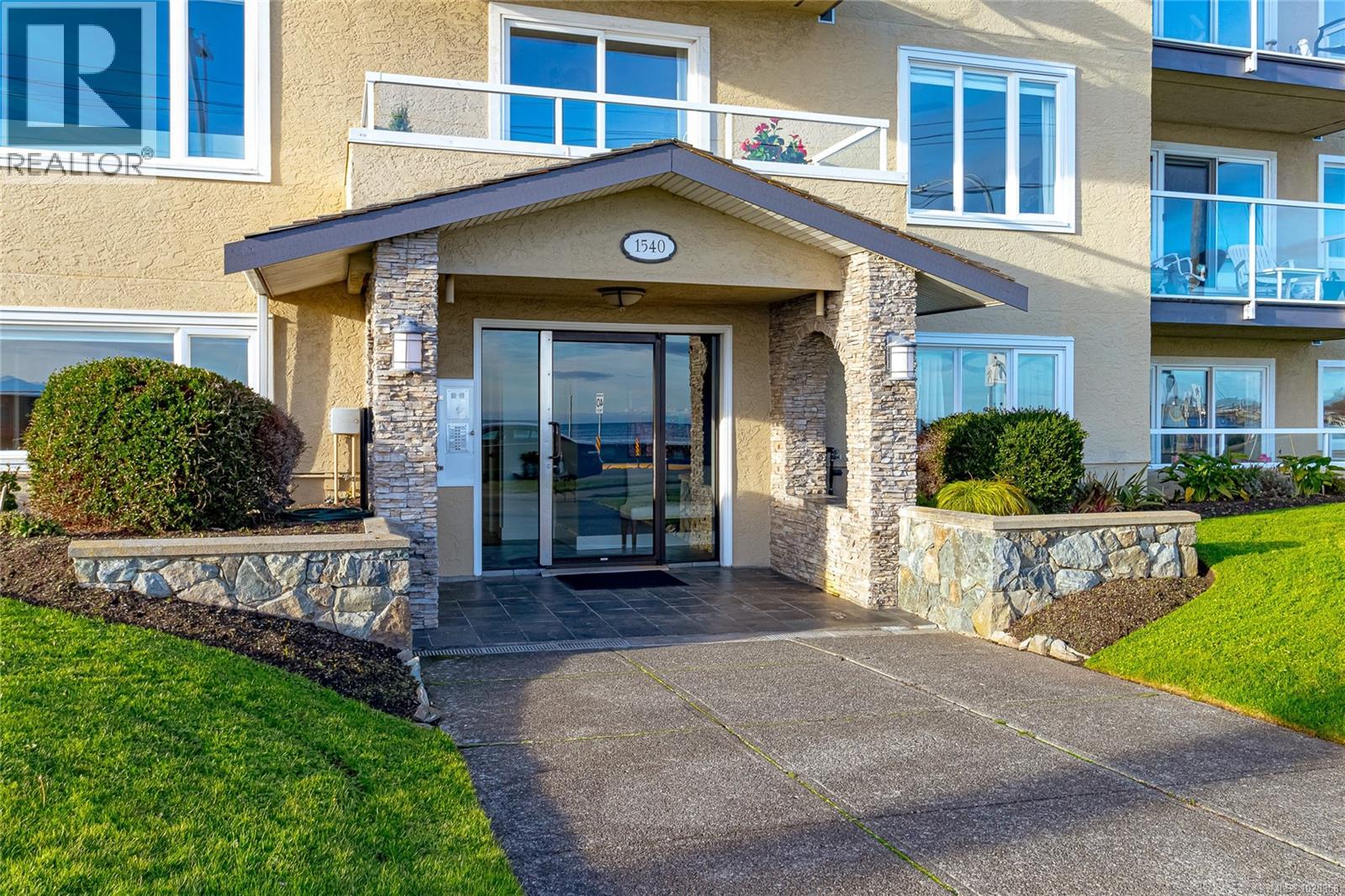 101 1540 Dallas Road, Victoria