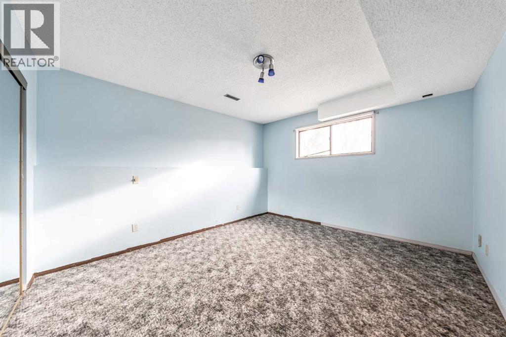 Single Family House Bi-level for Sale in  Templeson Road NE Temple Calgary 