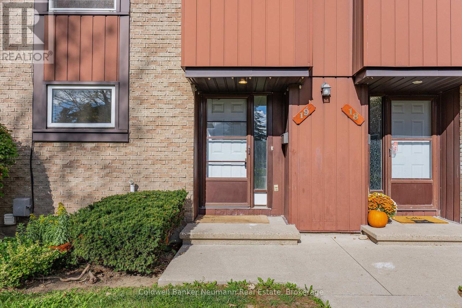 #19 539 WILLOW ROAD - 1